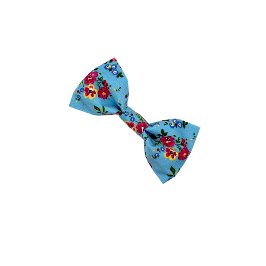 Floral-patterned bow tie on a white background
